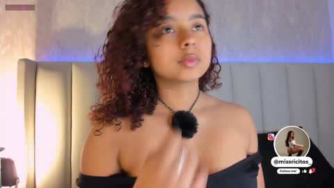 Snapshot of laracurls chatting on 11.15.25 online show from 11.15.25