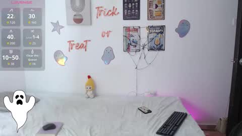 Snapshot of laramucci chatting on 10.09.25 laramucci online show from 10.09.25