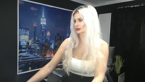 Snapshot of laras_moans chatting on 12.14.24 laras_moans online show from 12.14.24