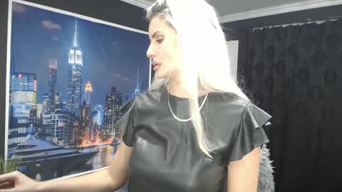 Snapshot of laras_moans chatting on 12.28.24 laras_moans online show from 12.28.24