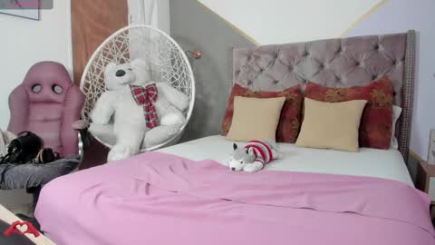 Snapshot of laris_park chatting on 12.18.24 laris_park online show from 12.18.24