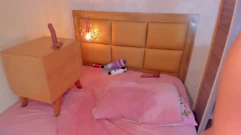 Snapshot of larsonmia chatting on 02.07.25 MIA online show from 02.07.25