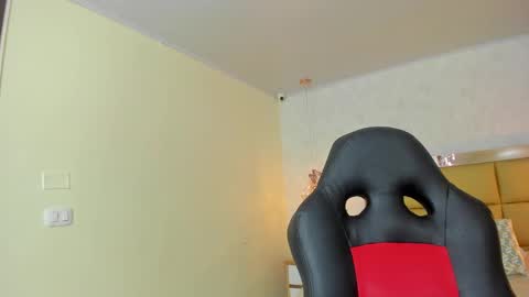 Snapshot of larsonmia chatting on 09.11.25 MIA online show from 09.11.25