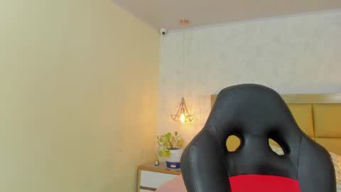 Snapshot of larsonmia chatting on 09.16.25 MIA online show from 09.16.25