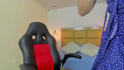 Snapshot of larsonmia chatting on 09.19.25 MIA online show from 09.19.25