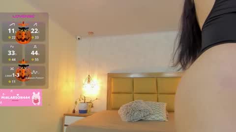 Snapshot of larsonmia chatting on 10.22.25 MIA online show from 10.22.25