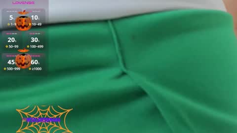 Snapshot of larsonmia chatting on 10.24.25 MIA online show from 10.24.25