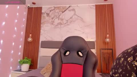 Snapshot of larsonmia chatting on 11.21.25 MIA online show from 11.21.25