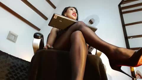 Snapshot of laryssa_swayer chatting on 09.15.25 Laryssa online show from 09.15.25