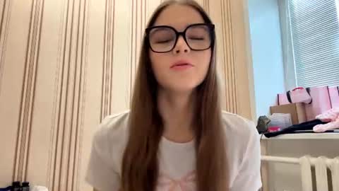 Snapshot of latiapetosa chatting on 06.21.26 Mia online show from 06.21.26