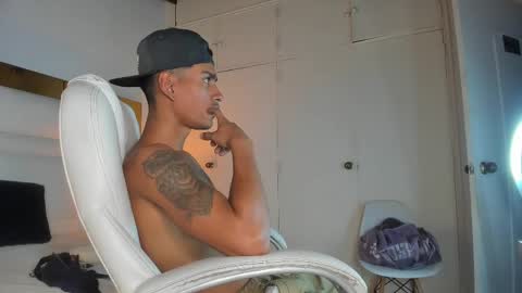 Snapshot of latin_couple20y chatting on 02.13.25 Johana y Santiago online show from 02.13.25