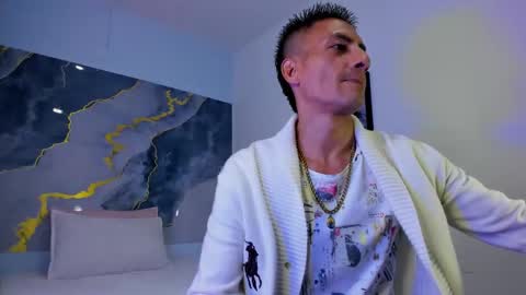 Snapshot of latin_crissex chatting on 10.18.25 crissex online show from 10.18.25