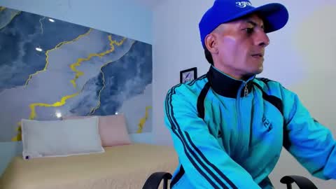 Snapshot of latin_crissex chatting on 10.20.25 crissex online show from 10.20.25