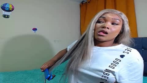 Snapshot of latin_rihanna_j chatting on 03.11.25 karen online show from 03.11.25