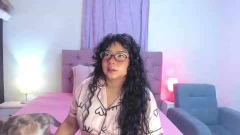 Snapshot of latinabombsheell chatting on 06.14.26 Martina online show from 06.14.26