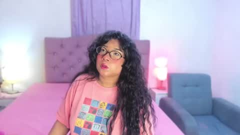 Snapshot of latinabombsheell chatting on 06.17.26 Martina online show from 06.17.26