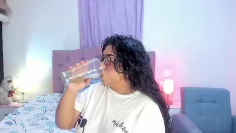 Snapshot of latinabombsheell chatting on 06.21.26 Martina online show from 06.21.26