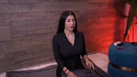 Snapshot of latinaloco chatting on 11.21.25 Latina online show from 11.21.25