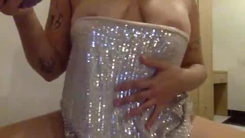 Latina Oil Princess online show from 12.16.25