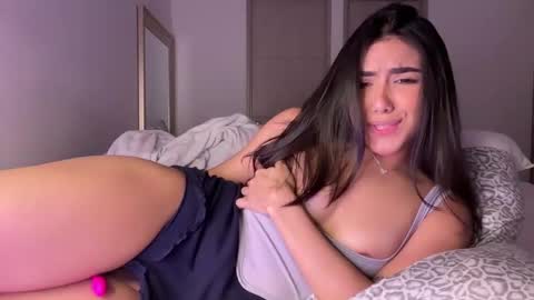 Snapshot of latinella chatting on 02.21.25 Hi - online show from 02.21.25