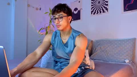 Snapshot of latinguyxl chatting on 09.11.25 Logan online show from 09.11.25