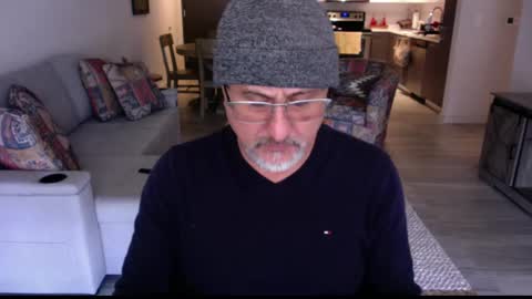 QS - INDEPENDENT MODEL online show from 02.23.25