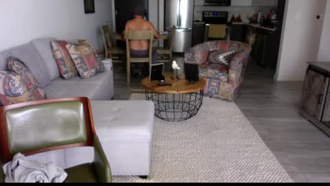 QS - INDEPENDENT MODEL online show from 02.25.25