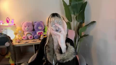 Snapshot of laukyubey1 chatting on 10.24.25 laukyubey1 online show from 10.24.25