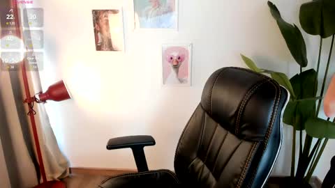 Snapshot of laukyubey1 chatting on 04.25.26 laukyubey1 online show from 04.25.26