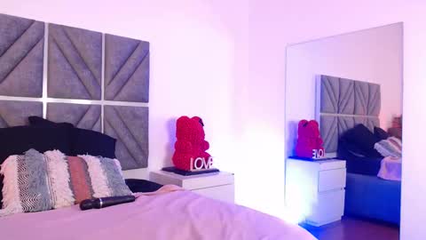 Snapshot of laura_dicardy chatting on 11.18.25 laura_dicardy online show from 11.18.25