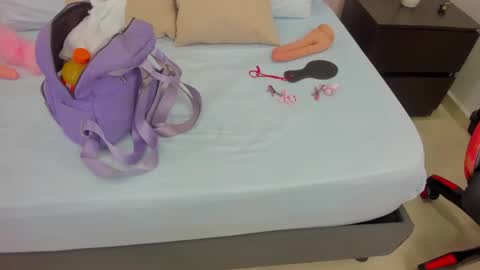 L A U R A online show from 11.08.25