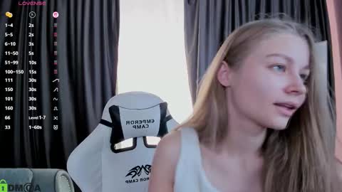 Snapshot of laura_pudd chatting on 09.26.25 Laura online show from 09.26.25