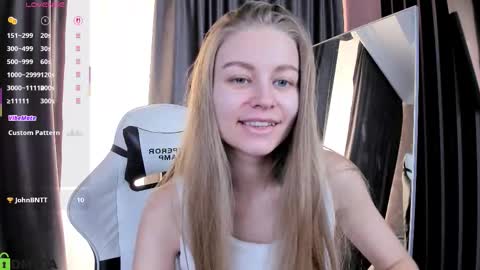 Snapshot of laura_pudd chatting on 10.19.25 Laura online show from 10.19.25