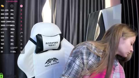 Snapshot of laura_pudd chatting on 02.19.26 Laura online show from 02.19.26