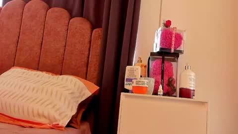 Snapshot of laura_soe chatting on 05.06.26 LAURA SOE online show from 05.06.26