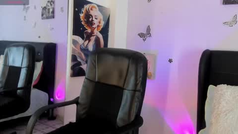 Laura Blue online show from 09.22.25