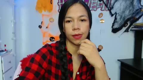 Snapshot of lauracb_ chatting on 10.22.25 lauracb online show from 10.22.25