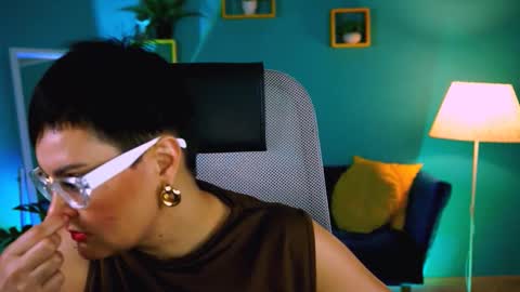 Snapshot of lauradavidsons chatting on 11.16.25 lauradavidsons online show from 11.16.25