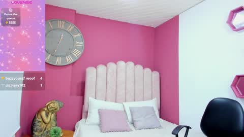 Laura Glowing online show from 01.31.25