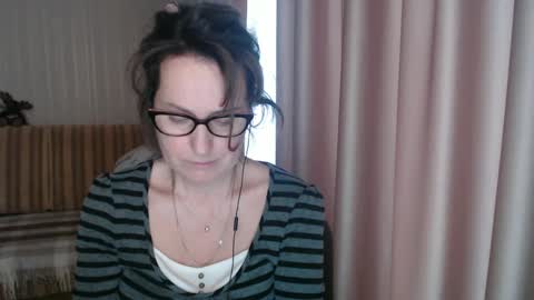 Lauraoven1 online show from 02.20.25