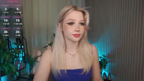 Snapshot of laurawifeness chatting on 09.12.25 Laura online show from 09.12.25