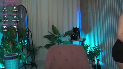 Snapshot of laurawifeness chatting on 09.20.25 Laura online show from 09.20.25