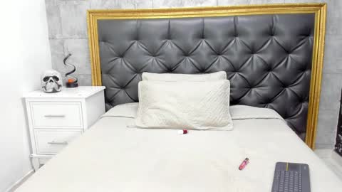 Snapshot of laurensnow1_ chatting on 12.21.24 Lauren online show from 12.21.24