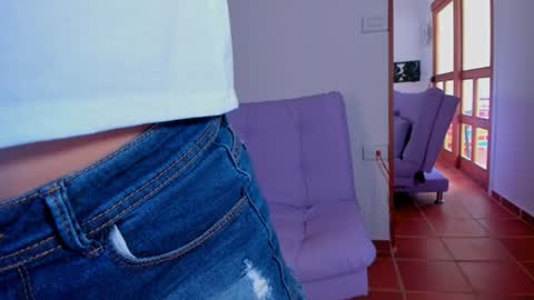 Snapshot of laurent_a chatting on 01.07.25 Lucie online show from 01.07.25