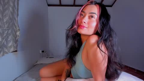 Snapshot of laurent_a chatting on 02.01.25 Lucie online show from 02.01.25