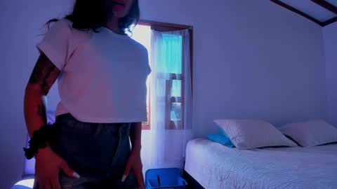 Snapshot of laurent_a chatting on 02.12.25 Lucie online show from 02.12.25