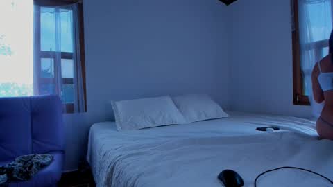 Snapshot of laurent_a chatting on 03.10.25 Lucie online show from 03.10.25