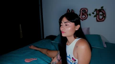 Snapshot of laurent_a chatting on 12.21.25 Lucie online show from 12.21.25