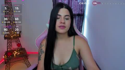 Snapshot of laurenth_foxy chatting on 12.11.24 lau online show from 12.11.24