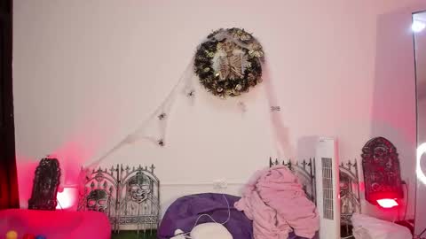 Snapshot of laurynjeffers chatting on 10.04.25 LaurynJeffers online show from 10.04.25